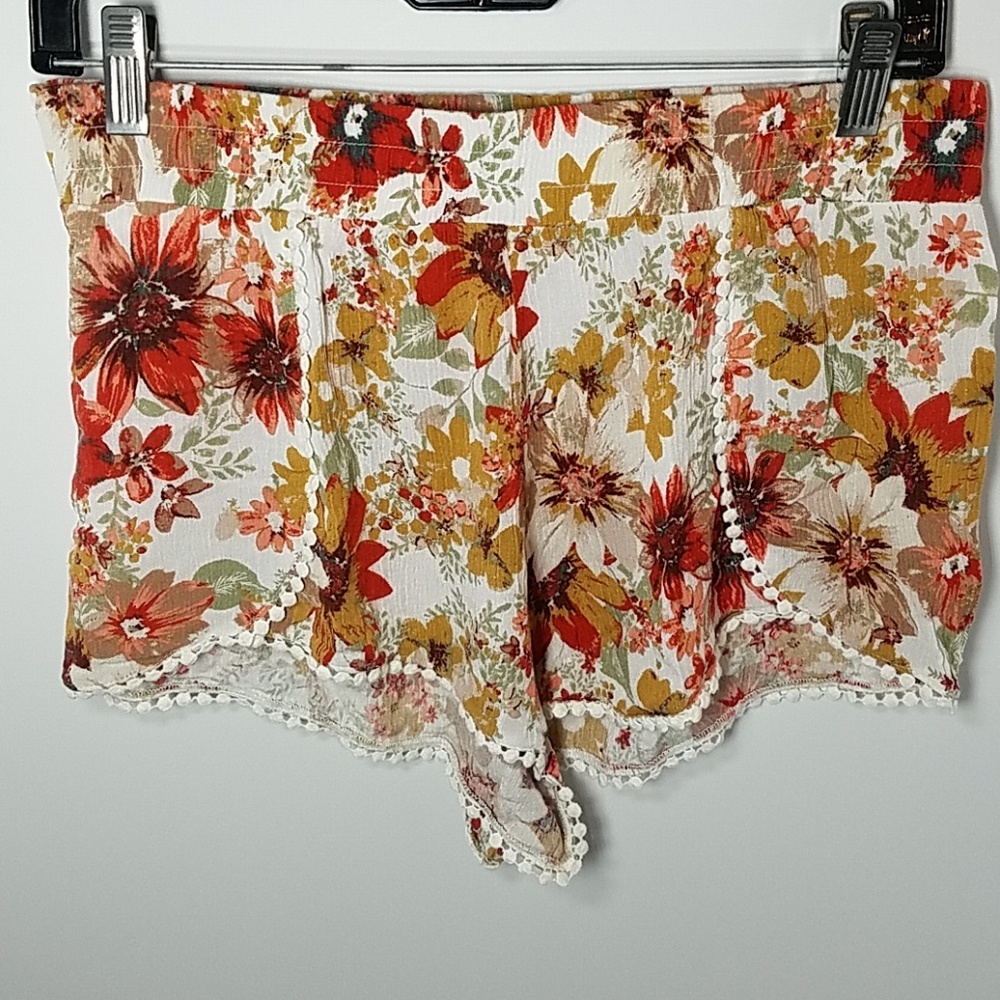 🎀 Red, khaki and white floral shorts